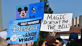 Trabajadores de Disneylandia amenazan con una huelga por sus salarios Trabajadores de Disneylandia amenazan con una huelga por sus salarios