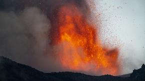 Reabre el aeropuerto en la isla italiana de Sicilia afectado por erupción del Etna