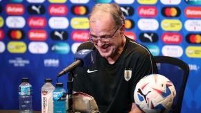 "No lo olvido": El recuerdo de Bielsa sobre Chile en plena conferencia de Uruguay en Copa América "No lo olvido": El recuerdo de Bielsa sobre Chile en plena conferencia de Uruguay en Copa América