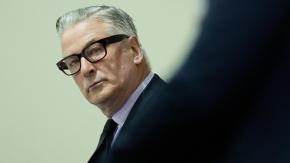 Jueza anula juicio de Alec Baldwin por homicidio involuntario por supresión de pruebas Jueza anula juicio de Alec Baldwin por homicidio involuntario por supresión de pruebas