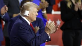 Trump hace primera reaparición pública tras atentado: Lució parche en la oreja Trump hace primera reaparición pública tras atentado: Lució parche en la oreja