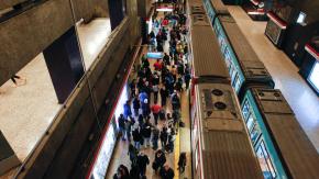 Metro de Santiago deberá pagar millonaria indemnización a pasajero que cayó a los rieles tras riña Metro de Santiago deberá pagar millonaria indemnización a pasajero que cayó a los rieles tras riña