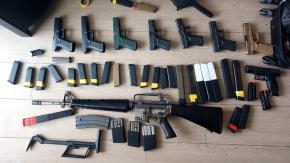 Un fusil M16, pistolas y cargadores: Carabineros incautó armamento de guerra en departamento de San Miguel