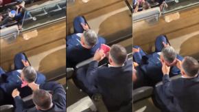 Polémica por video de ‘Chiqui’ Tapia en pleno partido de Copa América: “Asesor” le secaba la nuca en la tribuna Polémica por video de ‘Chiqui’ Tapia en pleno partido de Copa América: “Asesor” le secaba la nuca en la tribuna