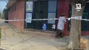 Desde un automóvil en movimiento: Dos hombres y una mujer fueron baleados en una feria libre