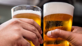 Chilenos beben 57 litros de cerveza al año: consumo aumentó casi un 90% en 18 años Chilenos beben 57 litros de cerveza al año: consumo aumentó casi un 90% en 18 años