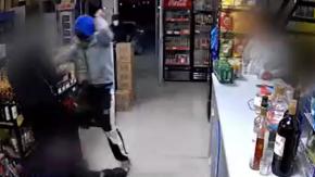Captan violento robo con armas de fuego en botillería de Valparaíso: Delincuentes golpearon a los clientes Captan violento robo con armas de fuego en botillería de Valparaíso: Delincuentes golpearon a los clientes