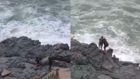 Captan peligrosa acción en medio de marejadas: Mujer y niña subieron a roqueríos para sacarse una foto