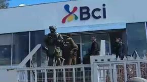 Delincuente intenta asaltar banco en Renca: sujeto amenazó a guardia con un cuchillo y le robó el arma Delincuente intenta asaltar banco en Renca: sujeto amenazó a guardia con un cuchillo y le robó el arma
