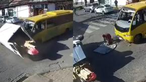 Registran brutal colisión en Chillán: pasajero salió eyectado de microbús que impactó a un furgón Registran brutal colisión en Chillán: pasajero salió eyectado de microbús que impactó a un furgón