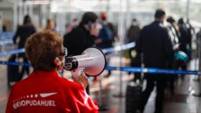 Trabajadores de Aeropuerto de Santiago confirman huelga desde este jueves Trabajadores de Aeropuerto de Santiago confirman huelga desde este jueves