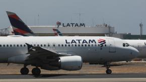 La millonaria querella de Latam contra pasajero ebrio en vuelo Santiago-Miami que provocó aterrizaje de emergencia La millonaria querella de Latam contra pasajero ebrio en vuelo Santiago-Miami que provocó aterrizaje de emergencia