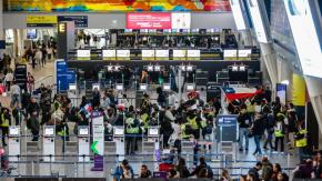 Tras mediación de la DT: Termina huelga de trabajadores del Aeropuerto de Santiago