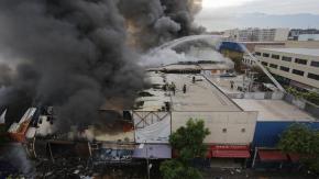 Video muestra robo de cajero previo a gigantesco incendio en Barrio Meiggs: Locatarios perdieron todo Video muestra robo de cajero previo a gigantesco incendio en Barrio Meiggs: Locatarios perdieron todo