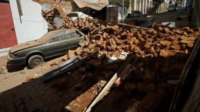 Vivienda se derrumba en casco histórico de Valparaíso y deja 16 damnificados