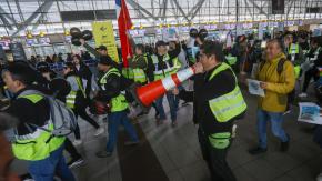 Esto es lo que piden los trabajadores del aeropuerto de Santiago para deponer la huelga