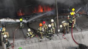 Bomberos logra contener incendio en Barrio Meiggs: Cinco voluntarios resultaron con lesiones