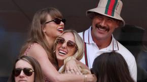 El gesto de Taylor Swift que divide a sus fans: abrazó a seguidora de Trump El gesto de Taylor Swift que divide a sus fans: abrazó a seguidora de Trump