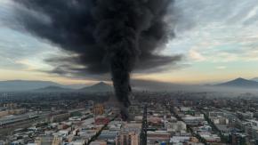 VIDEOS | Se registra gran incendio en Santiago: 22 máquinas de bomberos combaten el fuego