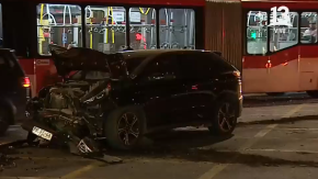 Violento choque entre un taxi y vehículo particular en Alameda