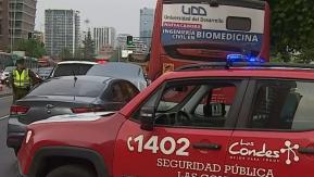 Conductor falleció tras chocar con micro en Las Condes: Habría sufrido un infarto 