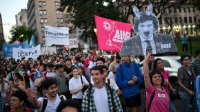 Estudiantes marcharon con antorchas contra el ajuste de Milei a universidades argentinas Estudiantes marcharon con antorchas contra el ajuste de Milei a universidades argentinas
