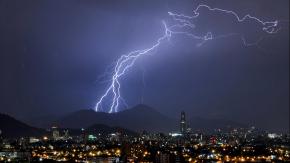 "Alta probabilidad" de tormentas eléctricas: Michelle detalla horarios y zonas donde lluvia en la RM se volverá más intensa "Alta probabilidad" de tormentas eléctricas: Michelle detalla horarios y zonas donde lluvia en la RM se volverá más intensa