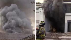 Incendio en bodega china de Barrio Meiggs provoca gran cantidad de humo: Temen que auto en su interior explote