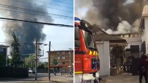 Violento incendio consume fábrica en Independencia: amenaza casas y una escuela