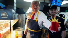 Trump se viste de empleado de McDonald's: Frió y sirvió papas fritas