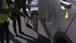 Sujeto que salió hace tres semanas de la cárcel conducía auto robado: camuflaba impactos de bala con stickers Sujeto que salió hace tres semanas de la cárcel conducía auto robado: camuflaba impactos de bala con stickers