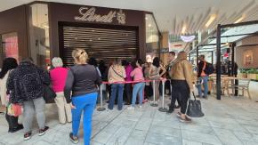 Reconocida chocolatería suiza inaugura su primera tienda en Chile: se formaron filas en la apertura Reconocida chocolatería suiza inaugura su primera tienda en Chile: se formaron filas en la apertura