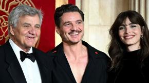 "Ya sé de dónde vienen los genes encantadores": Pedro Pascal se luce junto a su papá en avant premiere de Gladiador II