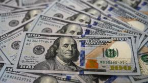 Precio del dólar llega casi a mil pesos: ¿Cómo te afecta en el día a día? 