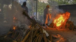 Un hombre se despierta instantes antes de ser incinerado en India Un hombre se despierta instantes antes de ser incinerado en India