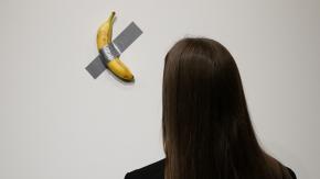 ¿Cuánto pagarías por un plátano? La millonaria subasta de la famosa banana pegada a la pared en Nueva York ¿Cuánto pagarías por un plátano? La millonaria subasta de la famosa banana pegada a la pared en Nueva York