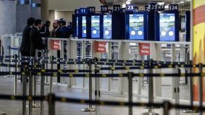 Fuertes críticas de viajeros contra el aeropuerto de Santiago por demoras y fallos en control migratorio (y la investigación de Contraloría) Fuertes críticas de viajeros contra el aeropuerto de Santiago por demoras y fallos en control migratorio (y la investigación de Contraloría)