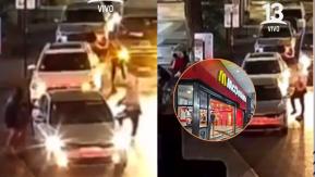 El momento en que desconocidos balean a hombre fuera de McDonald's en Providencia