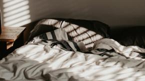 ¿Es mejor dormir solo o acompañado? Los humanos evolucionaron para compartir cama ¿Es mejor dormir solo o acompañado? Los humanos evolucionaron para compartir cama