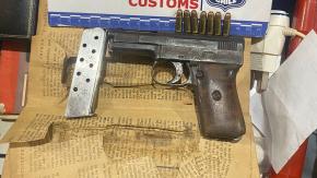 Argentino intentó entrar al país con pistola escondida en ejemplar de libro "Crimen y Castigo" Argentino intentó entrar al país con pistola escondida en ejemplar de libro "Crimen y Castigo"