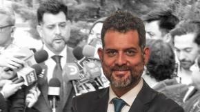 Jonatan Valenzuela: El fulminante ascenso del abogado que acompañó a Boric en la entrega de mails a la Fiscalía