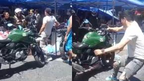 Ambulantes agreden a Carabineros y dañan sus motocicletas mientras realizaban fiscalización en Barrio Meiggs Ambulantes agreden a Carabineros y dañan sus motocicletas mientras realizaban fiscalización en Barrio Meiggs