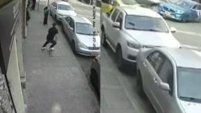 Fatal atropello de adulta mayor en centro de Santiago: cámaras captan colisión entre dos vehículos Fatal atropello de adulta mayor en centro de Santiago: cámaras captan colisión entre dos vehículos