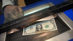 Dólar alcanza los $1.000: ¿Cómo afecta en el día a día a los chilenos y qué productos podrían subir de precio? Dólar alcanza los $1.000: ¿Cómo afecta en el día a día a los chilenos y qué productos podrían subir de precio?