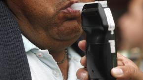 Argentina: Hombre fue sometido a test de alcoholemia tras conducir ebrio y superó el límite que aguantaba el aparato Argentina: Hombre fue sometido a test de alcoholemia tras conducir ebrio y superó el límite que aguantaba el aparato