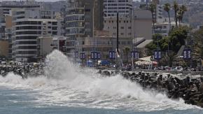 Fuertes marejadas golpean las costas de Viña del Mar: Autoridades llaman a la precaución