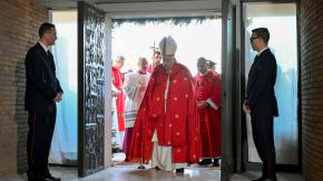 El papa Francisco abre una "puerta santa" especial para el Jubileo católico en una cárcel de Roma