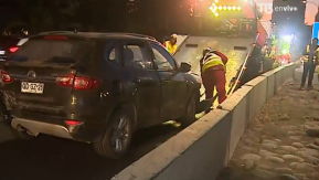 Dejan auto abandonado en la Autopista Central tras impactar barrera de contención