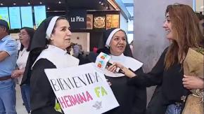 Mujeres se vistieron de religiosas en el aeropuerto de Santiago para "molestar" a su hermana que llegaba de Suiza Mujeres se vistieron de religiosas en el aeropuerto de Santiago para "molestar" a su hermana que llegaba de Suiza