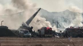Investigadores de avión estrellado en Corea del Sur encuentran plumas en los motores Investigadores de avión estrellado en Corea del Sur encuentran plumas en los motores